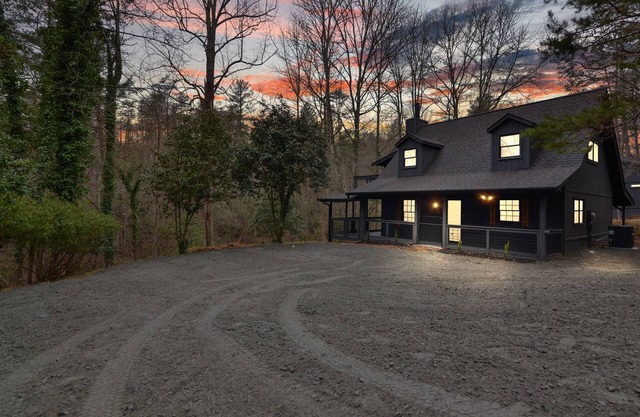 Fully Furnished Mid Term Rental, 10 mins to Helen, Creekside Fishing, Firepit