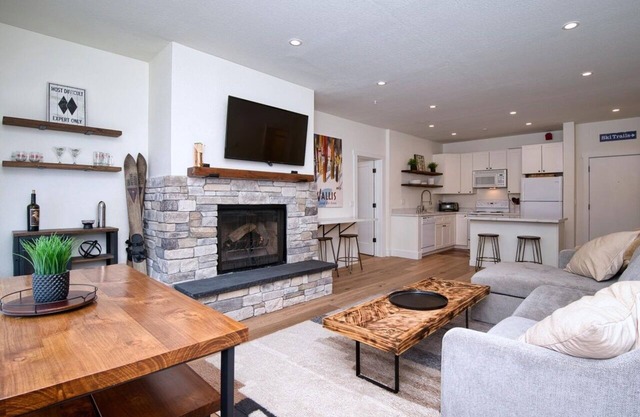 Fully-remodeled stylish 2BR condo, steps to lifts