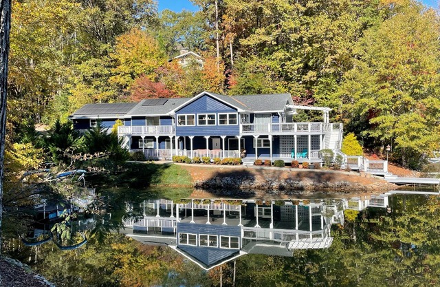 Fully renovated family/elderly friendly home on Lake Keowee - 15 min to Clemson