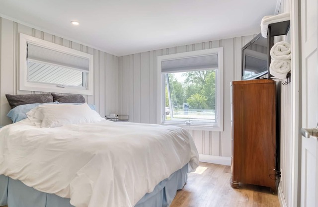 Fully renovated lakefront cottage on lake St. Clair in Lighthouse Cove, ON