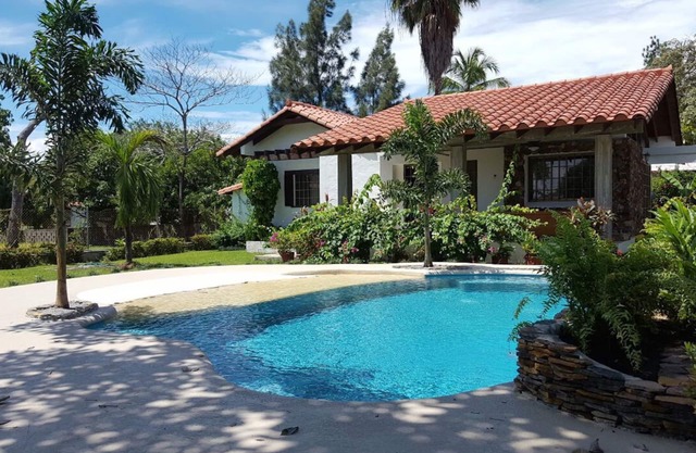 Fully Solar Beach Casita. Walk to Beautiful Coronado Beach! Enjoy the pool!