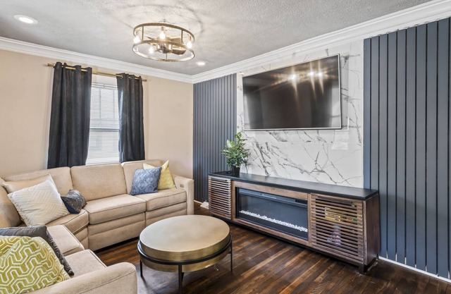 Fun Art Deco themed home 5 minutes from KC Plaza, Downtown