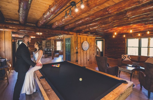 Fun in the sky. Log cabin facing beautiful golf course.