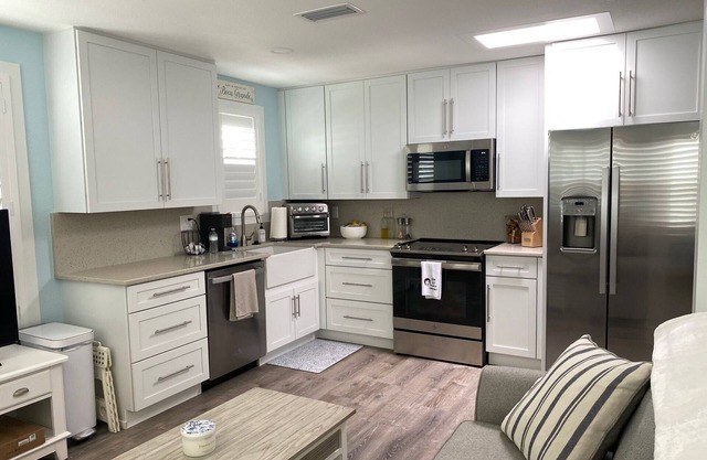 Fun Spot in Downtown Boca GRande - 1/1 apartment above the Temp Restaurant !