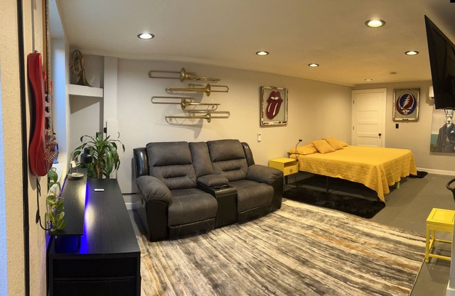 Funky and ART filled basement apartment -11 min from Red Rocks!