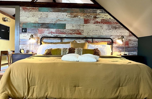 Funky Upstairs apartment - steps from local popular restaurant.