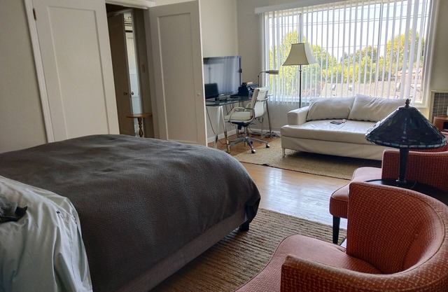 Furnished Studio w/bay Views