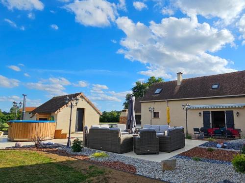 Gîte 3 étoiles près du Mans avec bain nordique, 12 pers, 5 chambres, proche circuit 24H et nature - FR-1-410-381