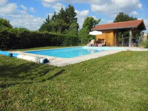 Gîte familial avec piscine partagée et cheminée à Renaison - FR-1-496-257