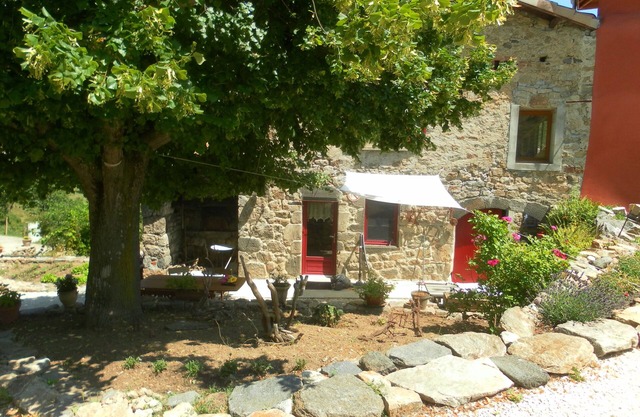 Gîte "Le Tilleul" in a renovated 17th century hamlet