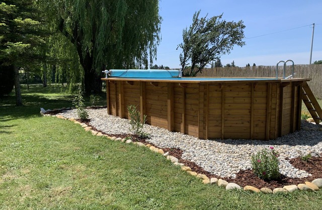 Gîtes in the vineyards, park, swimming pool, playground, pétanque court, spa .