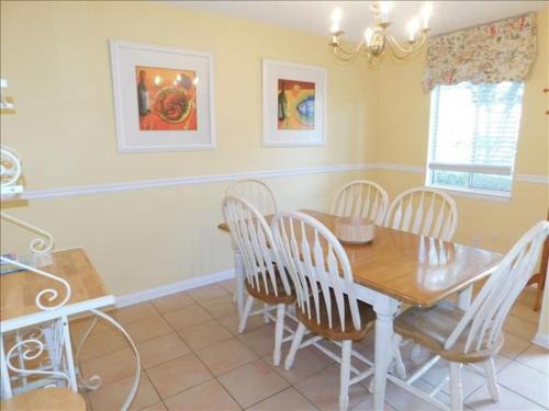 G2 great extra glassed in dining area 3bed 2 5 bath very nice glassed in porch close to clubhouse