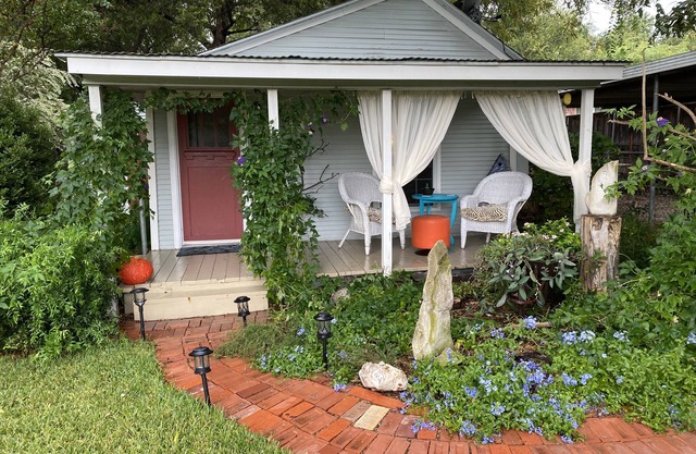 Garden Cottage, Far From The Maddening Crowd but so close to the night life!
