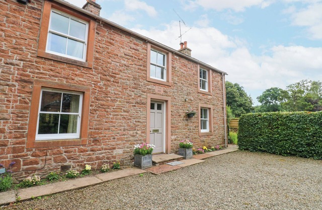 GARDEN COTTAGE, pet friendly, with open fire in Lazonby