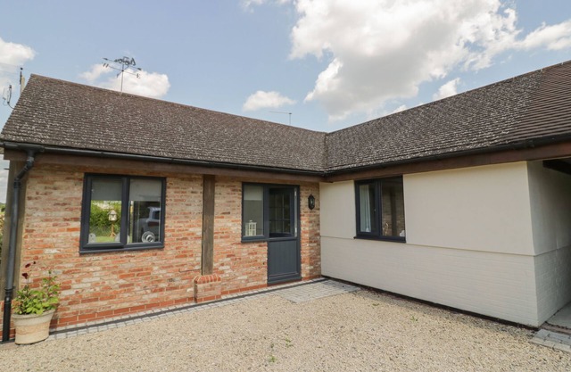 GARDEN COTTAGE, romantic, with a garden in Upton Upon Severn