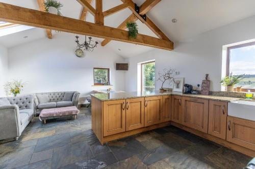 GARDEN FIELD COTTAGE - Spacious Holmbridge Home with Rolling Hill Views