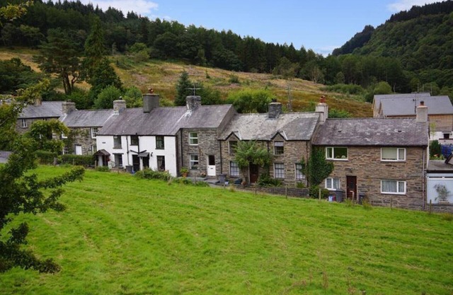 Garthfain - Two Bedroom House, Sleeps 4