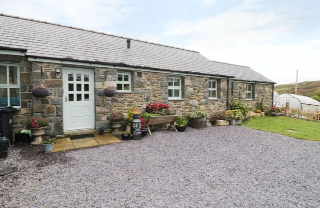GELLI GLUD, pet friendly, character holiday cottage in Eglwysbach