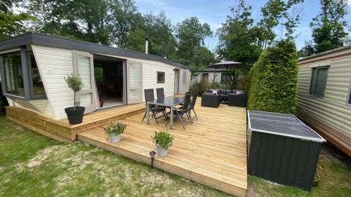 Gemoderniseerd en modern chalet bij het bos