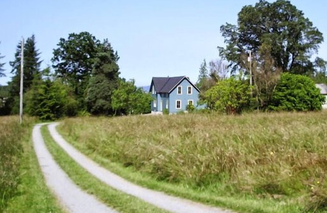 Get away from crowds! Enjoy peace, quiet, firepit, acreage and neat farmhouse.