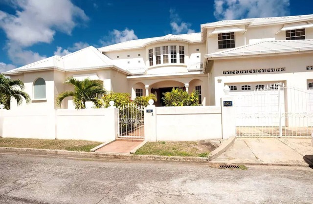 Gimli: Luxury 2 Story Villa - 3 min from the beach!
