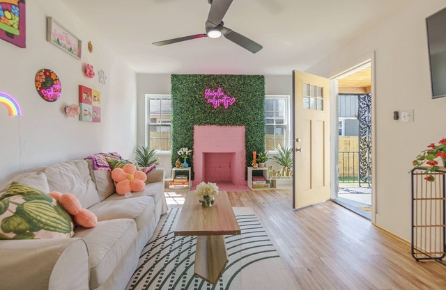 Girls Just Want To Have Fun: Girly Getaway! Luxe + Spacious 2 BR FENCED YARD