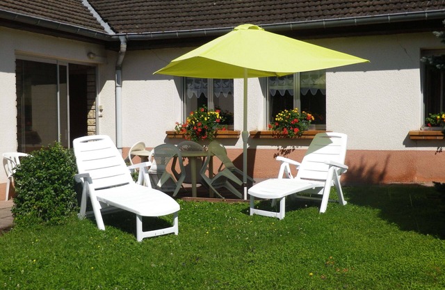 GITE DE FRANCE 2 minutes' walk from the lake 1 medium-sized pet