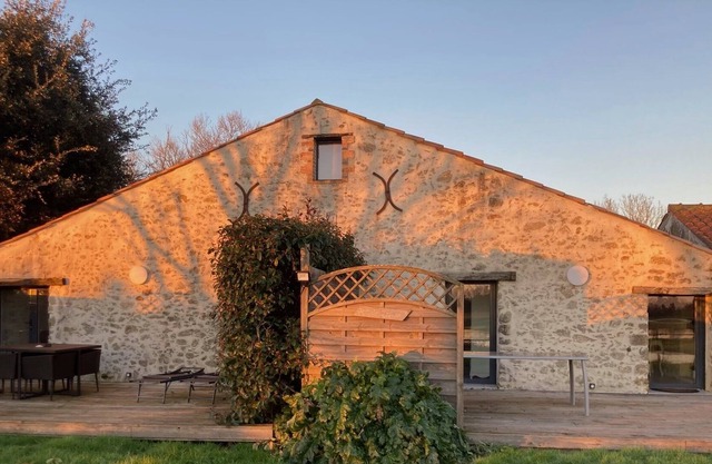 Gîte "le charme" in a renovated barn 10 km from the sea.
