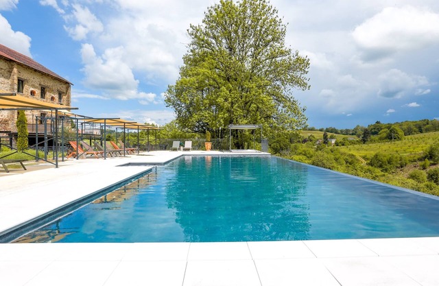 Gites de la fabrique, infinity pool, jacuzzi, playground, in/outdoor trampoline