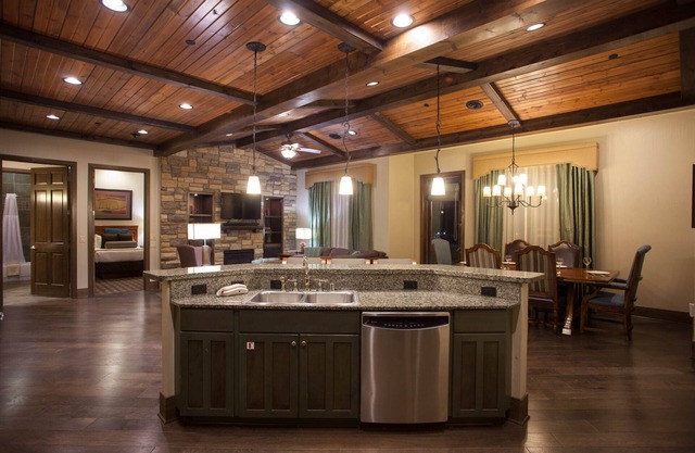 Glacier Canyon Resort With Free access to WaterParks and other Amenities