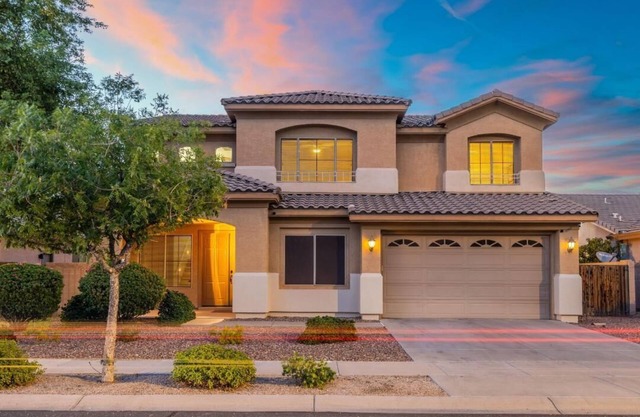 Glad 2 B in Glendale: 4 bedroom, heated pool and fenced yard in Rovey Farms