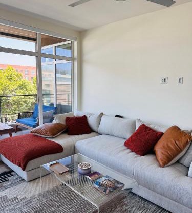 Glam by the Hollywood Sign 2 Bed Apt WITH FREE EV PARKING, Pool, Gym