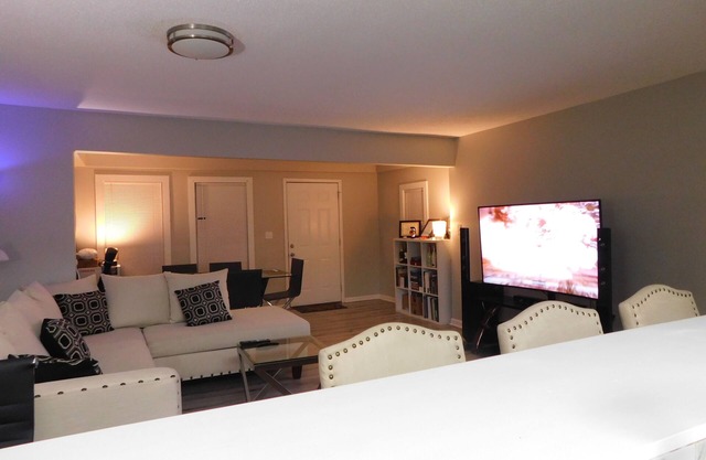Glamorous 2 bedroom. n3 to downtown Greensboro and 7 to the Coliseum