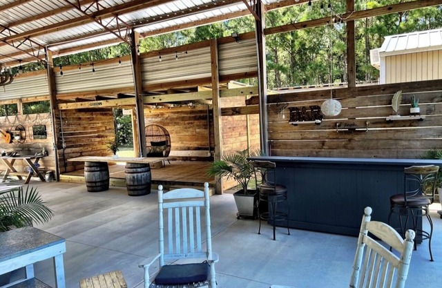 “Glamping” cute tiny cottage with huge outside area to hang out by the fire pit