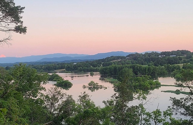 GlampVentures "Helluva View" Bunkhouse with Nolichucky River & Smoky Mtn Views.
