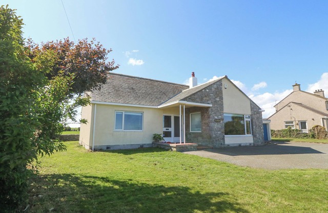 GLANFFRAW, pet friendly, country holiday cottage in Aberffraw