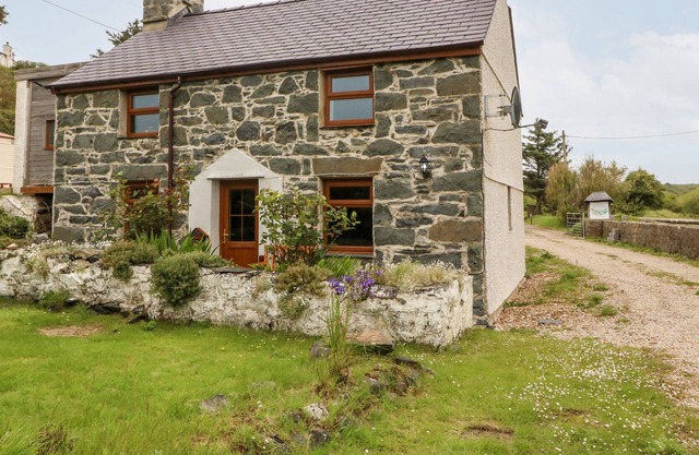 GLANRAFON, pet friendly, character holiday cottage in Aberdaron