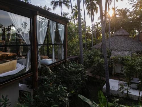 Glass Treehouse, Sauna, Ice Bath, Yoga in Saladita, 50m from Surf