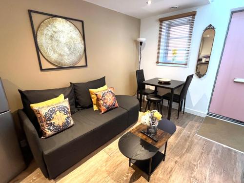 Glastonbury Hidden Passage, Split Level 1 Bedroom Apt
