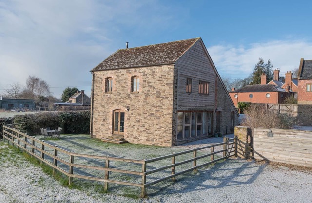 GLEBE BARN, family friendly, luxury holiday cottage in Caynham