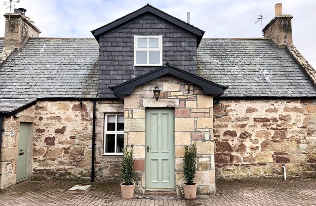 GLENMUIR COTTAGE, family friendly, with open fire in Dornoch
