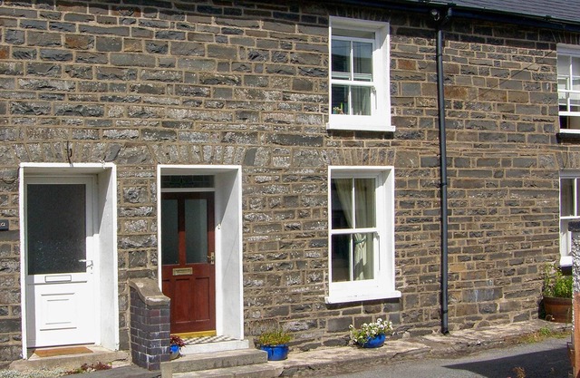 GLYNMOOR, family friendly, character holiday cottage in Llanrhystud