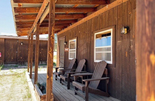 GM cabin sleeps 7, kitchen, 2 bath with access to jacuzzi