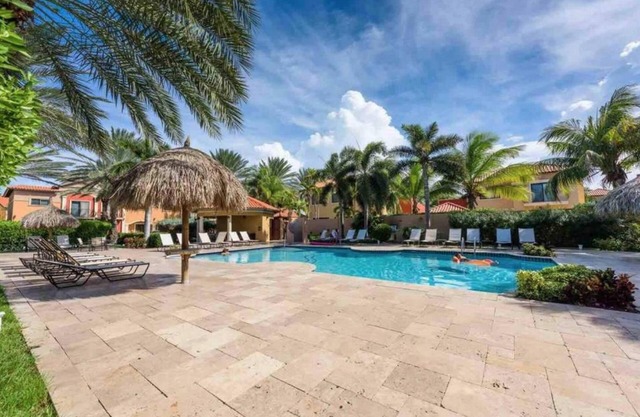 Gold Coast - 2br3ba Gated Community w Pools Gym