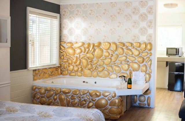 "Gold Rush" Hotel Suite with AC/Heating & Indoor Jetted Tub