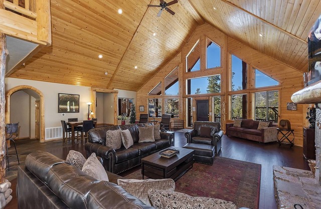 Golden Oak Estate by Destination Big Bear : Luxury Log Home in Castle Glen! Walk to the Lake! Beautiful Mountain Views!