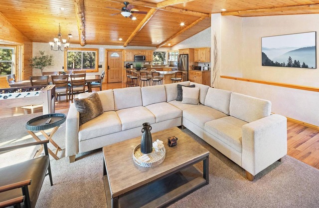 Golden Oaks by Destination Big Bear :Luxury Log Cabin w/Peaceful Setting in High End Neighborhood! Foosball Table/Arcade Game! Gourmet Kitchen! Master Suite w/Private Bathroom! Garage Parking! Propane BBQ!