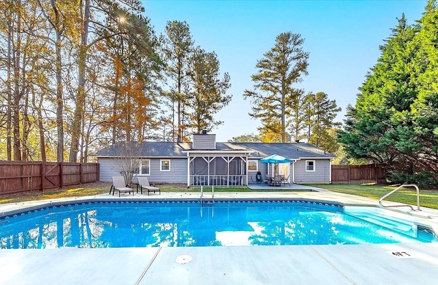 GoodKarma Rentals - Kennesaw Oasis-Exclusive Pool Comfy 4BDR Sleeps 14+Family Re
