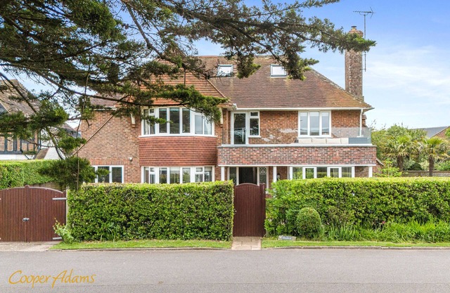 Goodwood Revival & Summer seaside breaks, just120 steps from the Beach,