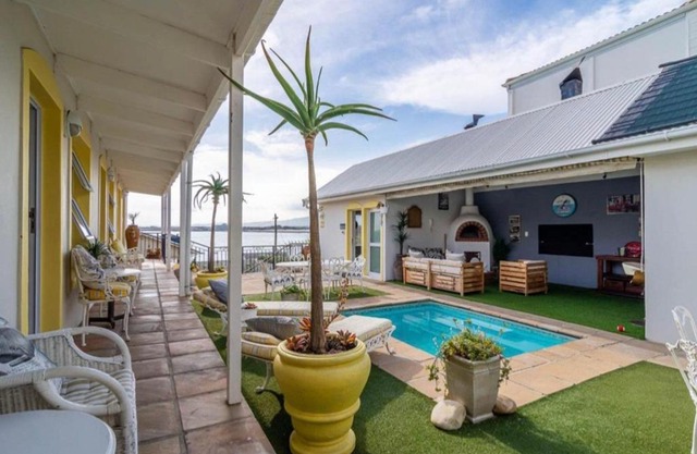Gordon's Beach Lodge